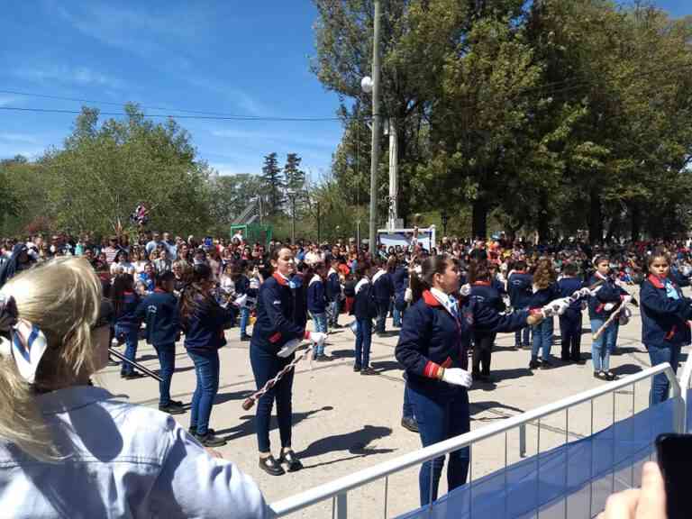 Colorido desfile de Instituciones al ritmo de la Banda de la Policía de la Provincia de Córdoba