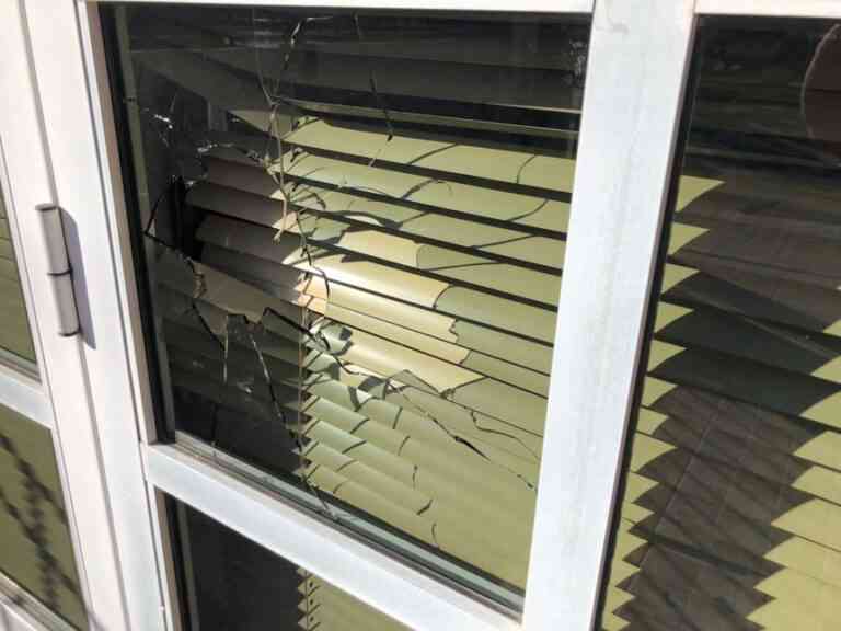 Morteros: Rompieron por segunda vez vidrio de garaje, cortina y luneta de vehículo