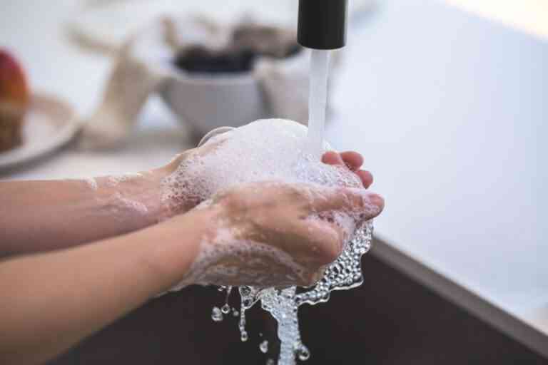 El lavado de manos como método de prevenir enfermedades infecciosas