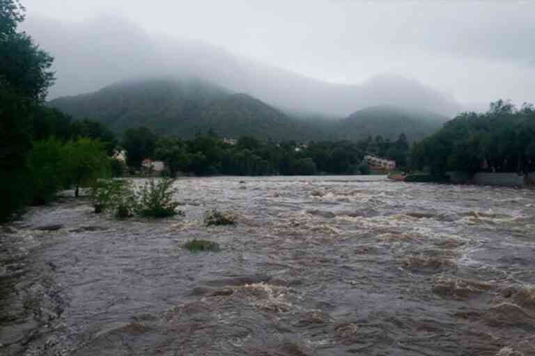Rige alerta por crecientes de ríos y arroyos serranos, por las intensas lluvias