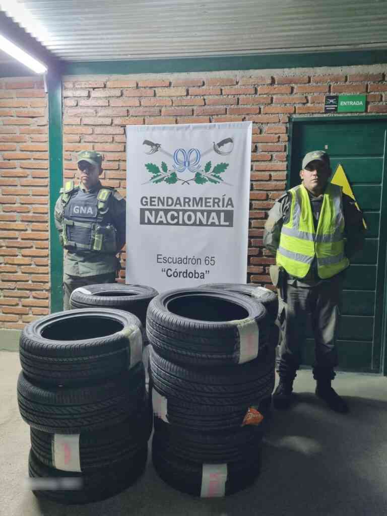 Gendarmería: Incautaron vehículo que transportaba neumáticos sin documentación