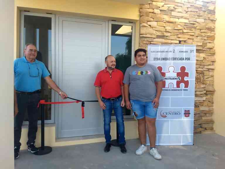 Fundación «Construirnos» entregó nueva unidad Casa más Lote en Colonia Vignaud