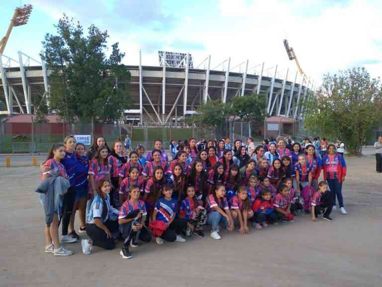 Delegación de Fútbol Femenino de San Jorge en partido de la Selección Argentina en el Kempes