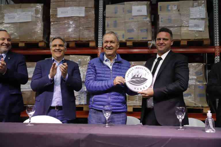 Schiaretti- Llaryora: Entregaron certificado definitivo de Parque Industrial N° 52
