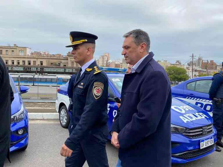 Tévez recibió nuevo móvil para la Policía de Brinkmann