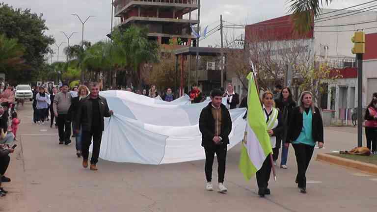Emotivo Acto y Desfile de Instituciones locales en el Domingo Patrio