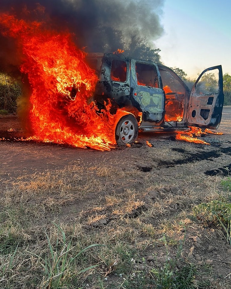 Importantes daños en una camioneta, generó un incendio que se produjo en zona rural de Brinkmann