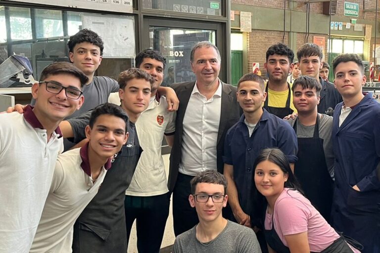 Ministro de Educación Horacio Ferreyra visitó colegios de Balnearia