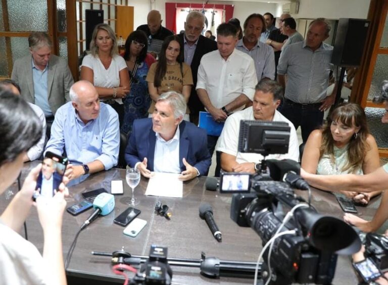 Llaryora se reunió con la Comisión de Enlace Córdoba