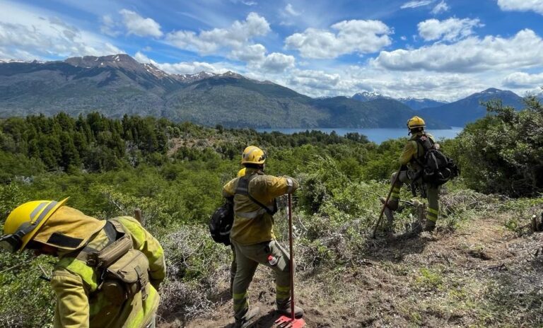 Delegación de Bomberos releva a grupo que combaten incendios forestales en Chubut