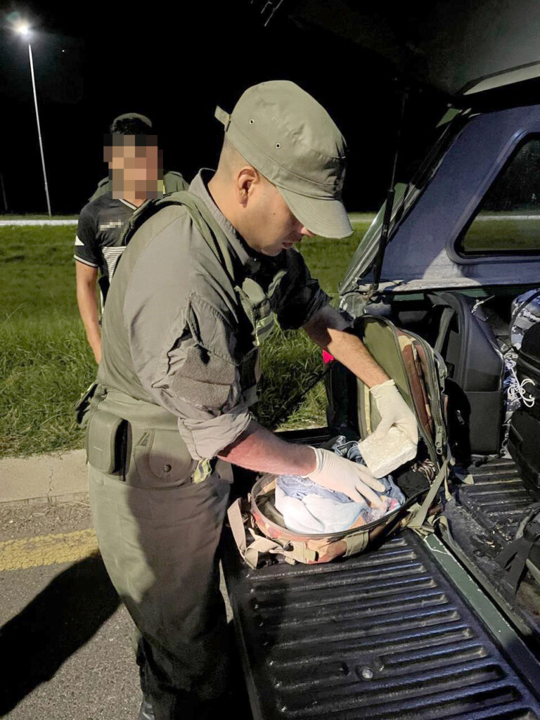 Gendarmería: En controles detectan droga en una mochila